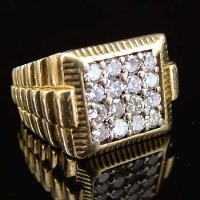 Lot 268 - Square table gold ring set with diamonds