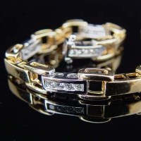Lot 277 - 18ct gold bracelet set with brilliant cut diamonds