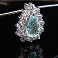 Lot 323 - Aquamarine and diamond pendant in 18ct gold, the