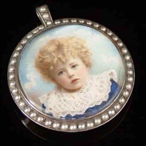 Lot 152 - Miniature portrait pendant
