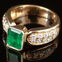 Lot 170 - 18ct gold emerald and diamond ring