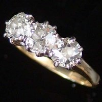 Lot 231 - Three-stone diamond ring