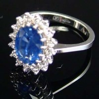 Lot 247 - Sapphire cluster ring