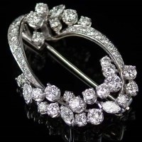 Lot 250 - Platinum brooch