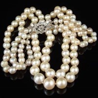 Lot 252 - Double string cultured pearl necklace with gold