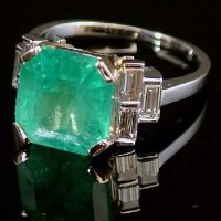 Lot 256 - 5.07ct emerald ring