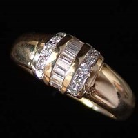 Lot 257 - 18ct gold diamond cluster ring