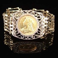 Lot 266 - 9ct gold gate bracelet set with a Victoria