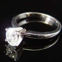Lot 304 - Oval diamond ring