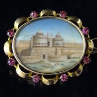 Lot 301 - Gold brooch set with rubies