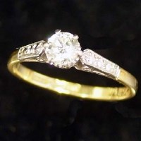 Lot 312 - 18ct and platinum set diamond ring