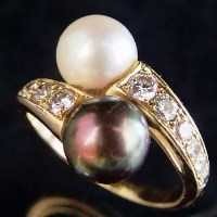 Lot 331 - Black and white cultured pearl ring