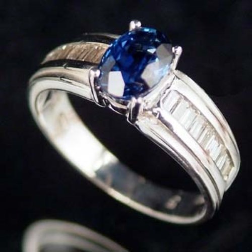 Lot 367 - Sapphire and diamond ring, sapphire approx 1.10ct
