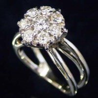 Lot 381 - 18ct white gold diamond cluster ring