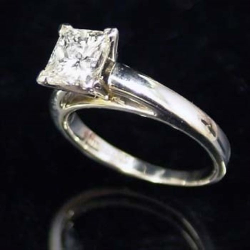 Lot 410 - Princess cut diamond ring