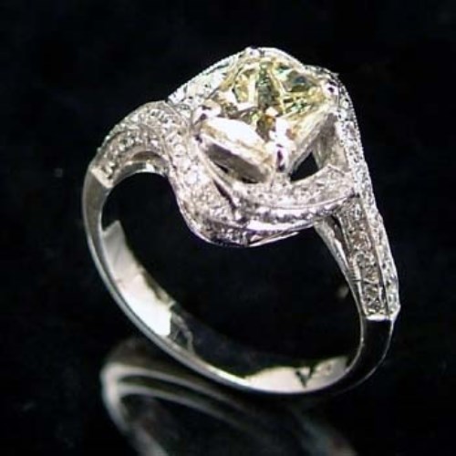 Lot 411 - Fancy yellow diamond ring