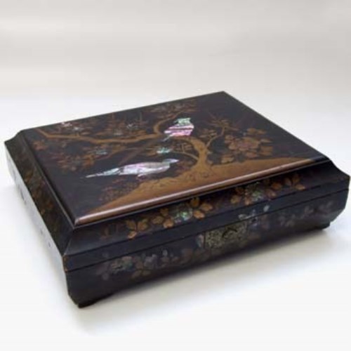 Lot 520 - Japanese lacquer boxed game