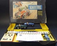 Lot 1 - Scalextric set 1 with two tinplate C52 Ferrari in green and blue (E)