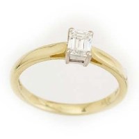 Lot 454 - 18ct yellow gold emerald cut diamond ring 0.43ct