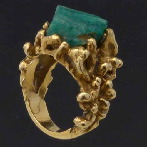 Lot 299 - Colombian uncut emerald gold ring.