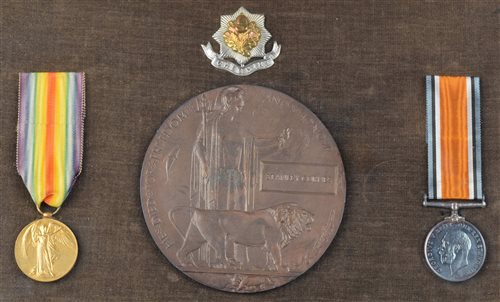 Lot 33 - A pair of World War One medals awarded to 4987 PTE. S. CORNES with memorial plaque.