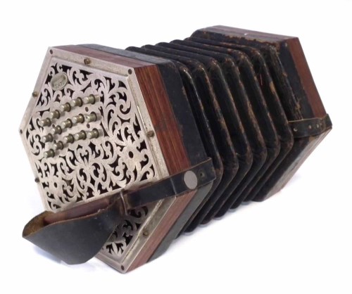 Lot 40 - Wheatstone 31 key Linota concertina, serial