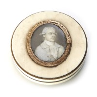 Lot 3 - A George III ivory patch box with miniature portrait of a gentleman.