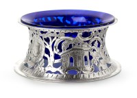 Lot 162 - Irish silver dish ring with a blue glass liner