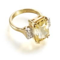 Lot 177 - A yellow sapphire single stone 18ct gold ring