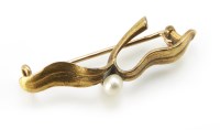 Lot 206 - Edwardian single pearl set leaf brooch