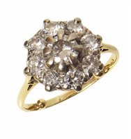 Lot 560 - Diamond cluster 18ct gold ring