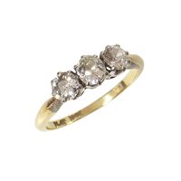 Lot 65 - Diamond 3-stone ring