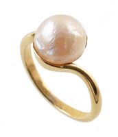 Lot 84 - 18ct gold pearl ring