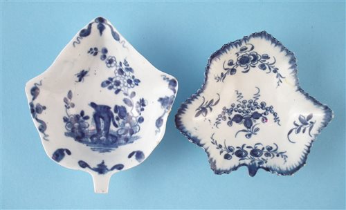 Lot 152 - Two Worcester pickle dishes