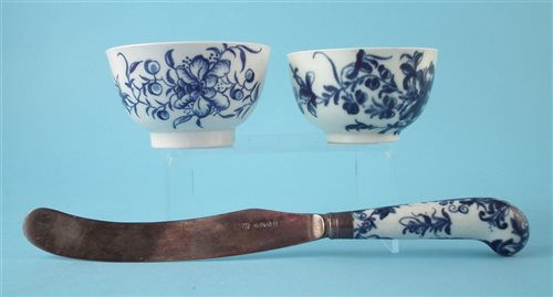 Lot 151 - Worcester knife haft together with two tea bowls