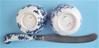 Lot 151 - Worcester knife haft together with two tea bowls