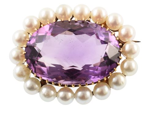 Lot 32 - Amethyst and cultured pearl 9ct gold oval cluster brooch