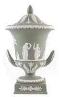Lot 309 - Wedgwood green jasper lidded Campana vase