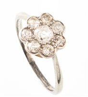Lot 95 - Diamond flower head cluster platinum ring